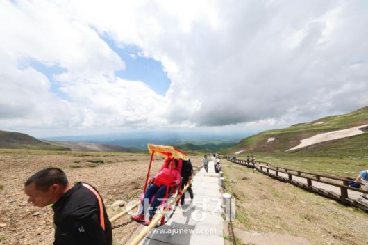 6월 28일 백두산 서파에서 관광객이 인력거로 산을 오르고 있다. AJP 사진기자 한준구