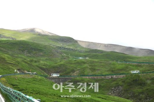 6월 27일 백두산에서 북파를 보기 위해 봉고차로 등산로 전 주차장까지 이동하며 보이는 풍경. AJP 한준구 사진기자