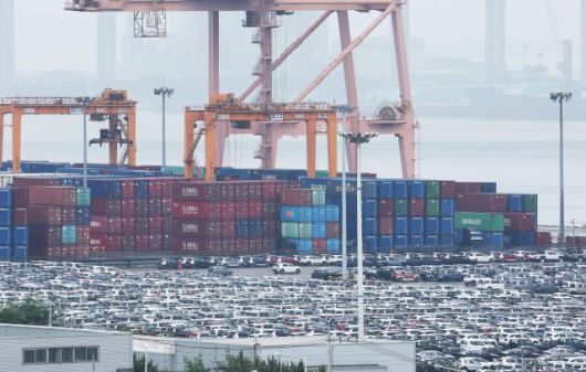 경기도 평택항에 쌓여 있는 컨테이너와 세워져 있는 수출용 자동차 모습. [사진=연합뉴스]