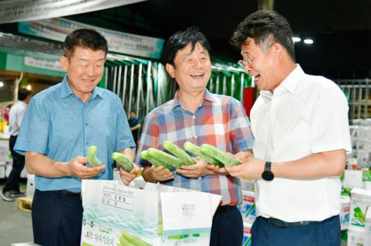 최문순 화천군수가 지난 8일 밤, 서울시 가락동 농수산물 도매시장을 찾아 화천산 오이와 애호박 유통 현황을 점검하고, 경매사들에게 청정 화천산 농산물을 홍보하고 있다.[사진=화천군]