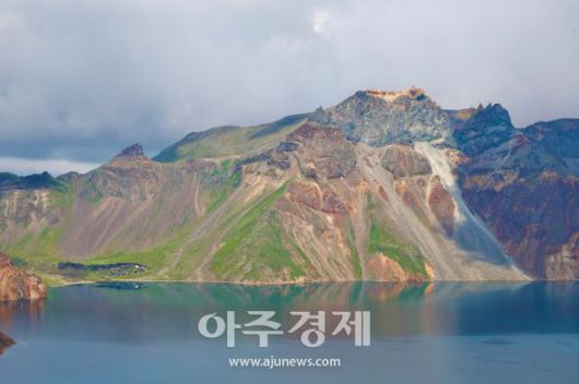 6월 28일 백두산 정상(서파)에서 바라본 천지를 둘러싸고 있는 돌산. AJP 한준구 사진기자