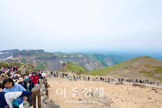 6월 27일 백두산 북파에서 사람들이 천지를 보기 위해 산을 오르고 있다. AJP 한준구 사진기자