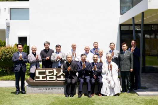 10일 오후 도담소에서 열린 경기도 종교지도자 오찬 간담회에서 김동연 경기도지사 종교지도자 멘토링 표창수여 후 기념촬영을 하고 있다. [사진=경기도]