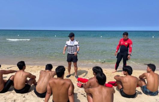 강릉해양경찰서가 여름철 해수욕장 개장 기간 중 배치된 수상 안전요원들을 대상으로 현장에서 즉시 적용 가능한 '인명구조 전문성 향상 교육'을 실시하고 있다. [사진=강릉 해경]