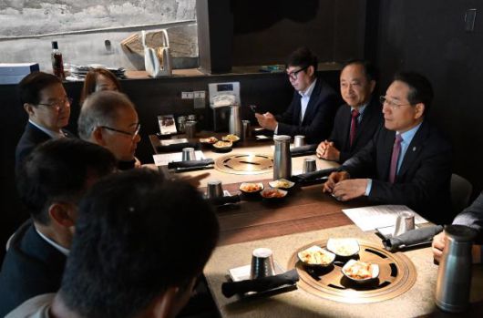 유정복 인천광역시장이 10일(현지시간) 미국 애틀란타에서 열린 동포경제인 간담회에서 오는 10월 개최되는 세계한인경제인대회 및 2026 세계 한인비즈니스대회 초청 및 협조요청을 하고 있다. [사진=인천시]