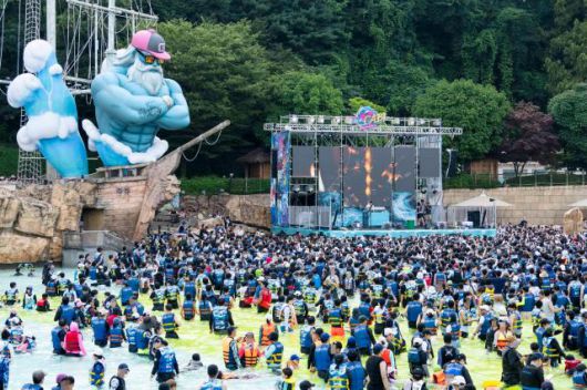 지난해 캐리비안 베이 파도풀에서 펼쳐진 워터 뮤직 풀파티 현장 전경 [사진=에버랜드]