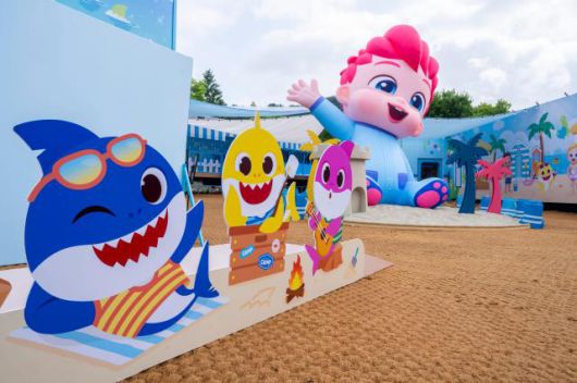 에버랜드 축제콘텐츠존에 조성된 핑크퐁 테마 체험존 '썸머 캠프 인 핑크퐁 월드' [사진=에버랜드]