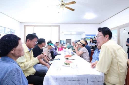 정명근 화성특례시장이 11일 무송1리 경로당 무더위쉼터를 방문해 어르신들의 건강을 살피고 있다. [사진=화성시]