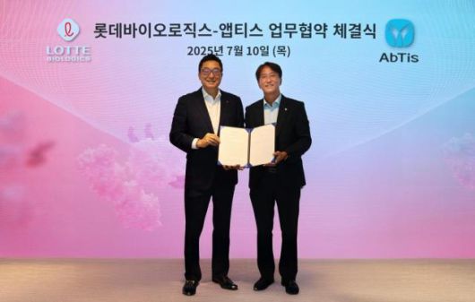 박제임스 롯데바이오로직스 대표(왼쪽)와 한태동 앱티스 대표가 업무협약 체결식에서 기념사진을 촬영하고 있다.[사진=롯데바이오로직스]