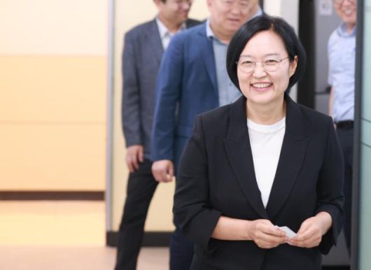 한성숙 중소벤처기업부 장관 후보자가 지난달 24일 오후 서울 여의도 중소기업기술정보진흥원 출근길에서 취재진들의 질의에 답변하고 있다. [사진=중소벤처기업부]