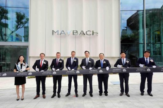 안성훈 HS효성 대표이사(오른쪽에서 네번째), 노재봉 HS효성더클래스 대표이사(오른쪽에서 세번째), 이경섭 HS효성더클래스 전무(오른쪽에서 두번째), 이상무 HS효성더클래스 영업 본부장(오른쪽에서 첫번째), 마티아스 가이젠 메르세데스-벤츠 그룹 AG 이사회 멤버 겸 마케팅 & 세일즈 총괄(왼쪽에서 네번째), 마티아스 바이틀 메르세데스-벤츠 코리아 대표이사 사장(왼쪽에서 세번째), 다니엘 레스코우 메르세데스-벤츠 AG 메르세데스-마이바흐 총괄(왼쪽에서 두번째),  김나정 메르세데스-벤츠 코리아 네트워크 개발 및 트레이닝 부문 총괄 부사장(왼쪽에서 첫번째)이 마이바흐 브랜드센터 서울 오픈을 기념한 테이프 커팅식을 진행하고 있다.