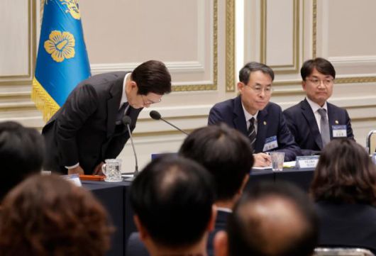 이재명 대통령이 16일 청와대 영빈관에서 '기억과 위로, 치유의 대화' 사회적 참사 유가족 간담회를 하며 참석 유가족들을 향해 허리 숙여 인사하고 있다. [사진=연합뉴스]