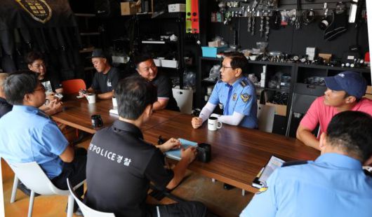 강릉해양경찰서가 16일 오전 관내 주요 수중레저업체와 간담회를 개최하고 있다. [사진=강릉해경]