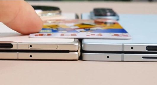 IT인플루언서 유니버스아이스의 중국 아너 '매직 V5'(왼쪽)과 삼성전자 갤럭시 Z 폴드7 두께 비교를 위해 얇은 카드를 댄 모습. 왼쪽의 중국산 폴더블폰의 두께가 더 두꺼운 것을 확인할 수 있다. [사진=유니버스아이스 'X' 영상 캡처]