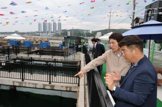 이강덕 포항시장이 지난 16일 구룡포와 장기 지역의 수산 분야 주요 현안 사업 현장을 둘러보고 있다(해원 해상 낚시터). [사진=포항시]