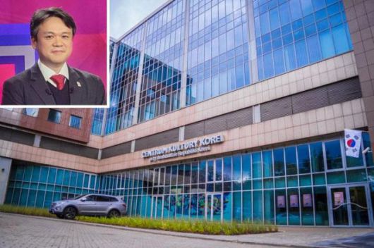 바르샤바 주폴란드한국문화원 외관과 이당권 원장. [사진=주폴란드한국문화원]