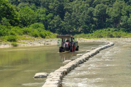 방문객을 마중나오는 맹개마을 트랙터 [사진=한국관광공사]