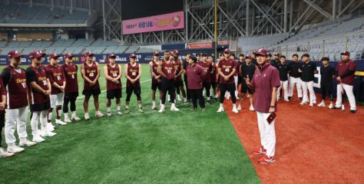 15일 설종진 키움 히어로즈 감독대행이 15일 서울 구로구 고척스카이돔에서 선수단과 훈련에 앞서 첫 인사를 하고 있다. [사진=연합뉴스]