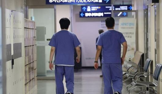 서울 시내의 한 대학병원에서 이동하는 의료진 [사진=연합뉴스]