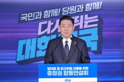 김병기 민주당 당 대표 직무대행 겸 원내대표가 19일 오후 서울 여의도 더불어민주당 중앙당사에서 열린 '당대표 및 최고위원 선출을 위한 충청권 합동연설회'에서 인사말을 하고 있다. 민주당은 이날 대전에서 현장 순회 경선을 치르려 했으나 전국적으로 폭우 피해가 심하다는 점을 고려, 온라인 합동 연설회로 이를 대신하기로 결정했다. 2025.07.19 [사진=유대길 기자 dbeorlf123@ajunews.com]