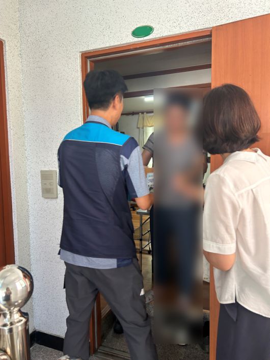 강릉시가 고립 위험이 높은 중장년 1인 가구를 대상으로 '안부살핌 우편서비스'를 운영하고 있다. [사진=강릉시]