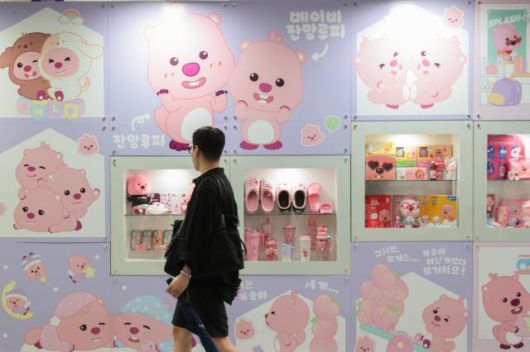 17일 서울 강남구 삼성동 코엑스에서 열린 캐릭터 라이선싱 페어 2025에서 방문객들 전시장을 둘러보고 있다. [사진=연합뉴스]