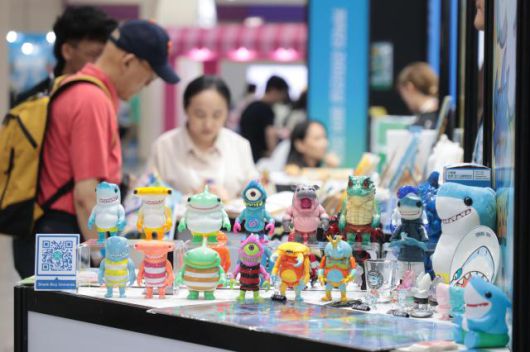 17일 서울 강남구 삼성동 코엑스에서 열린 캐릭터 라이선싱 페어 2025에서 방문객들 전시장을 둘러보고 있다.[사진=연합뉴스]