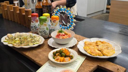 샘표 '저속노화 쿠킹클래스'에서 장은실 편집장이 시연한 네 가지 요리. 왼쪽 끝부터 가지 카르파초, 토마토 솥밥, 양파 올리브 김치, 닭고기전 [사진=김현아 기자]