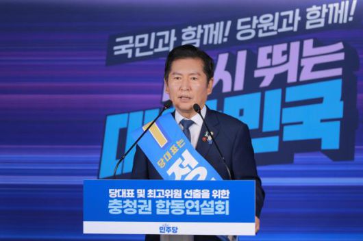 정청래 당대표 후보가 19일 오후 서울 여의도 더불어민주당 중앙당사에서 열린 '당대표 및 최고위원 선출을 위한 충청권 합동연설회'에서 정견발표를 하고 있다. 민주당은 이날 대전에서 현장 순회 경선을 치르려 했으나 전국적으로 폭우 피해가 심하다는 점을 고려, 온라인 합동 연설회로 이를 대신하기로 결정했다. 2025.07.19 [사진=유대길 기자 dbeorlf123@ajunews.com]