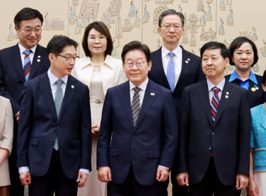 이재명 대통령이 23일 서울 용산 대통령실 청사에서 열린 신임 국무위원 및 지방시대위원장에게 임명장 및 위촉장 수여를 마친 뒤 환담장으로 향하고 있다. [사진=연합뉴스]