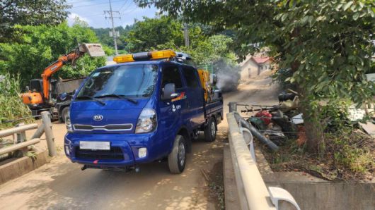 강릉시가 경기도 가평군에 감염병 확산 방지를 위한 방역 인력과 차량을 긴급 지원하며 재난 상황에서의 지방자치단체 간 상생 협력을 보여주고 있다. [사진=강릉시]