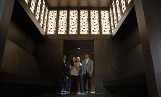 신임 최휘영 문화체육관광부 장관이 1일 취임 후 첫 일정으로 아시아태평양경제협력체(APEC) 정상회의’ 개최지인 경주를 찾아 우양미술관을 살펴보고 있다. [사진=문체부]