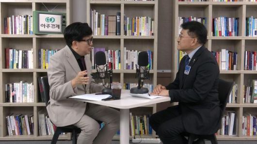 신율 명지대 정치외교학과 교수(왼쪽)와 차규근 조국혁신당 의원(오른쪽)이 1일 아주경제·아주ABC ‘신율의 정치미각’에서 대담하는 모습. [사진=신율의 정치미각 방송화면 갈무리]