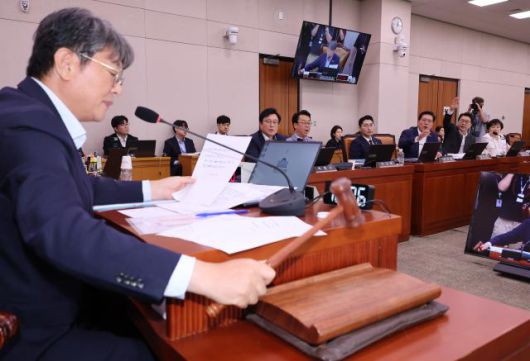 1일 서울 여의도 국회에서 방송 3법, 노란봉투법, 상법 등 을 심의, 의결하기 위해 열린 법제사법위원회 전체회의에서 노란봉투법이 통과되고 있다. [사진=연합뉴스]