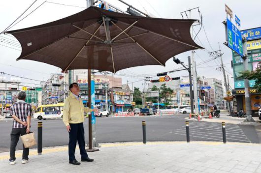 정명근 화성특례시장이 그늘막 시설을 점검 하고 있다. [사진=화성시]