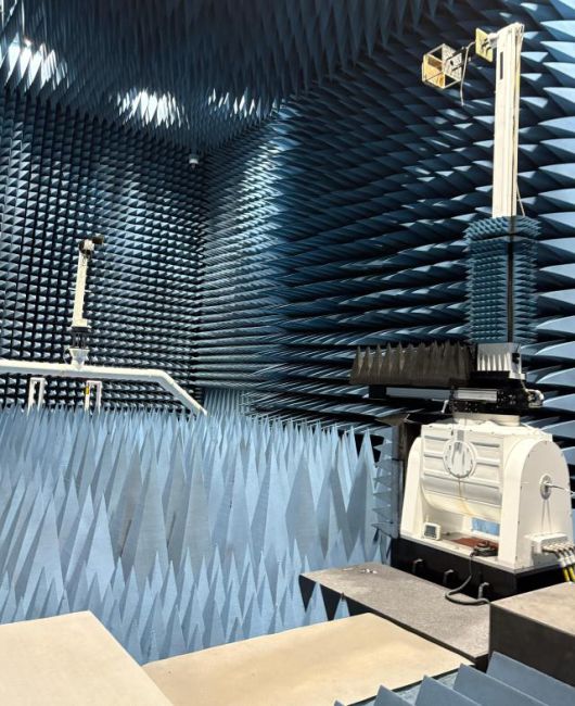 IoT 센터 내 무반사 챔버실. 주파수 대역에 따른 이득, 방사패턴, 효율, 축비 등 실험 안테나의 성능을 측정하는 곳이다. 사진=최연재 기자