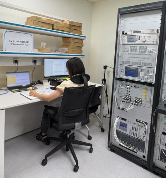IoT 센터 직원이 안리쓰 랩에서  LG유플러스의 RF 적합성 시험을 하고 있다. 사진=최연재 기자