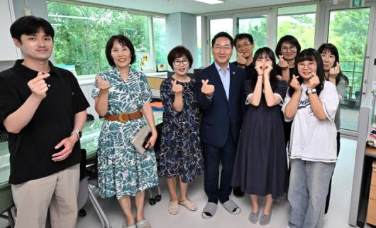 유정복 인천광역시장이 6일 연수구 동심원에서 직원들을 격려하고 있다. [사진=인천시]
