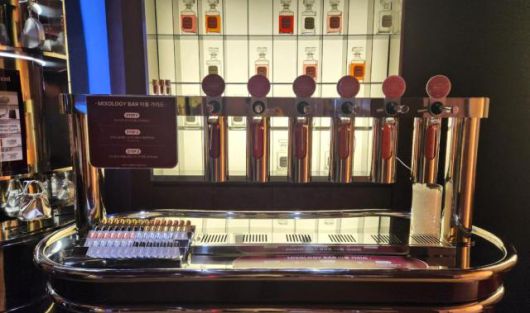 서울 성수동 라카 플래그십 스토어에서 운영하는 '믹솔로지 바'[사진=조현미 기자]