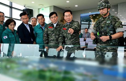 유정복 인천광역시장이 8일 섬의날을 기념해 옹진군 연평면을 방문해 연평부대 전방 OP에서 안보상황을 점검하고 있다. [사진=인천시]