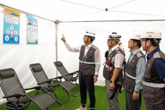 김승모 한화건설 대표이사(오른쪽)가 무더위 쉼터에서 폭염 안전 수칙에 대해 관계자들에게 설명하고 있다. [사진=한화건설]