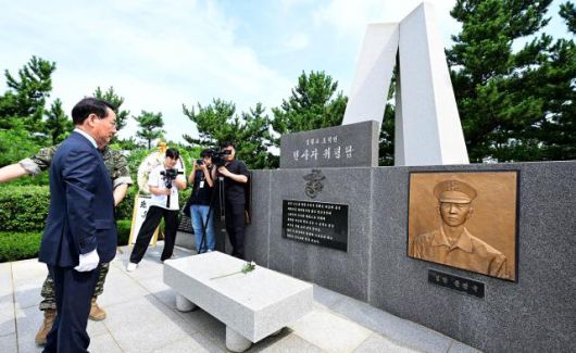 유정복 인천광역시장이 8일 섬의날을 기념해 옹진군 연평면을 방문해 연평도 포격전 전사자 위령탑을 참배하고 있다. [사진=인천시]