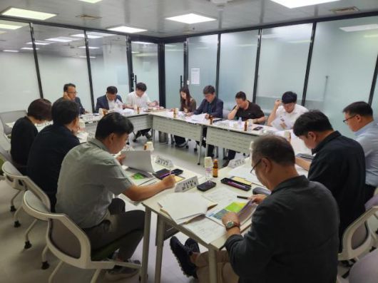 김천시 관계자들과 국산목재 목조건축 실연사업 자문단과의 현장 토론 모습. [사진=김천시]