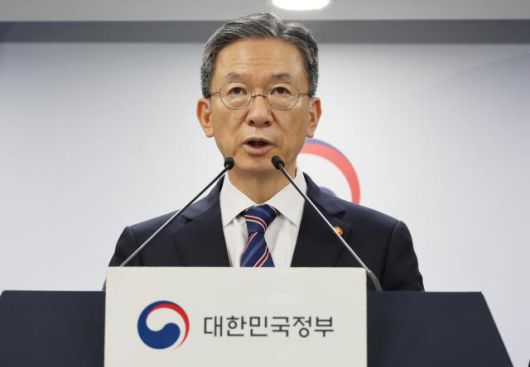 정성호 법무부 장관이 11일 서울 종로구 정부서울청사에서 8.15 광복절 특별사면 명단을 발표하고 있다. {사진=연합뉴스}