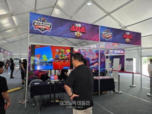 올해 행사의 부대 행사 공간은 경기가 펼쳐지는 제천체육관 외에 위치한 별도 대형 텐트에 마련됐다. 텐트 내부에서는 각종 정식 종목 체험을 포함한 다채로운 부스 구성을 만나볼 수 있다[사진=선재관 기자]