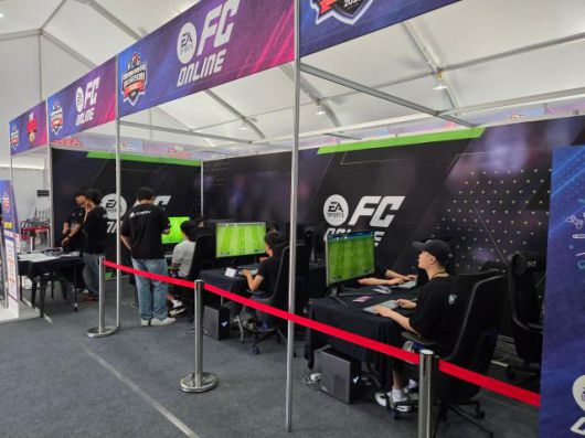 올해 행사의 부대 행사 공간은 경기가 펼쳐지는 제천체육관 외에 위치한 별도 대형 텐트에 마련됐다. 텐트 내부에서는 각종 정식 종목 체험을 포함한 다채로운 부스 구성을 만나볼 수 있다[사진=선재관 기자]