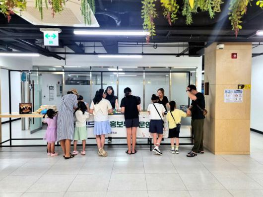 삼척 청년몰 3층에서 '보드게임 홍보부스'와 함께 인기 보드게임 '스플렌더' 대회를 성황리에 운영. [사진=삼척상공회의소]