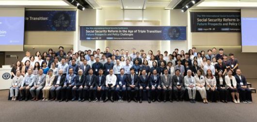 19일 오전 연세대학교 백양누리에서 열린 제19회 국제 사회보장 학술대회 개막식에서 김동연 경기도지사가 참석한 내빈들과 기념촬영을 하고 있다. [사진=경기도]