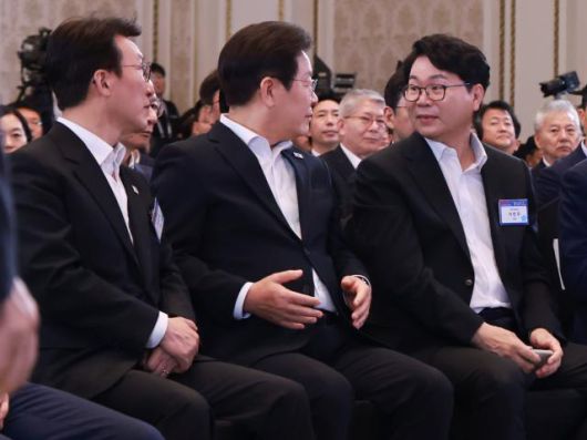 이재명 대통령과 이한주 국정기획위원장이 지난 13일 청와대 영빈관에서 열린 국정기획위원회 국민보고대회에서 대화하고 있다. [사진=연합뉴스]