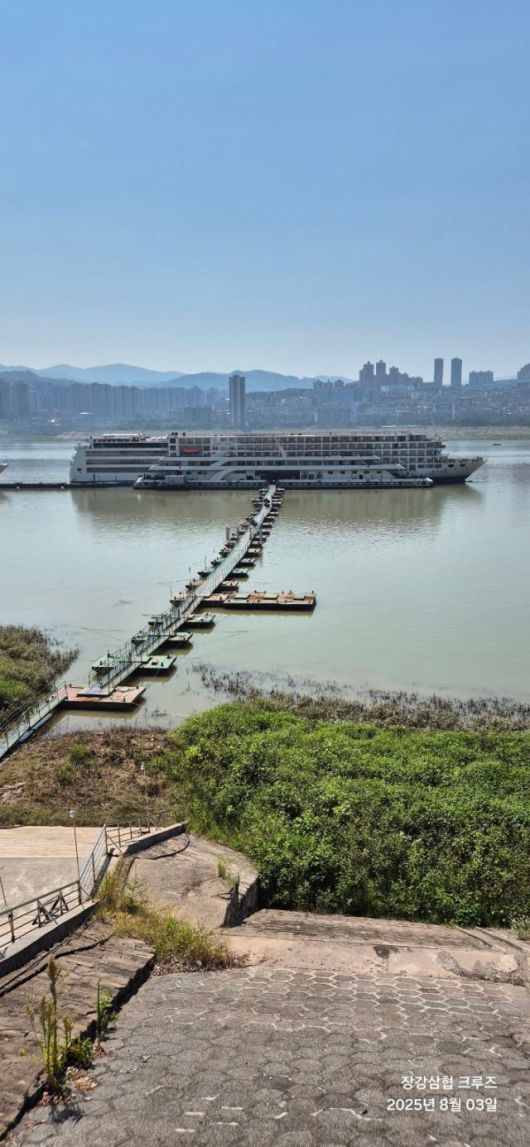 수심때문에 강 가운데 정박시설을 만들었다. [사진=저자 제공]